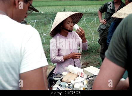 Photos de la guerre du Vietnam: MEDCAP (Medical Civic action Program) pour la population locale en dehors de la colline 10 pendant la guerre du Vietnam - poplaration locale en attente ou recevant un traitement médical - photo PD courtoisie de l'USMC Banque D'Images