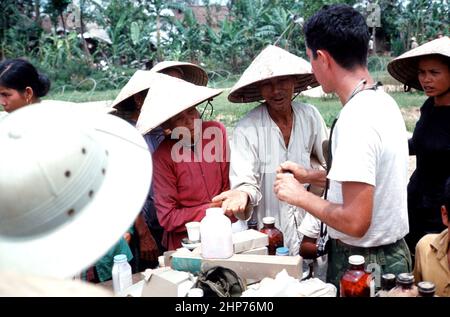 Photos de la guerre du Vietnam: MEDCAP (Medical Civic action Program) pour la population locale en dehors de la colline 10 pendant la guerre du Vietnam - popluration locale recevant un traitement médical - photo PD courtoisie de USMC Banque D'Images