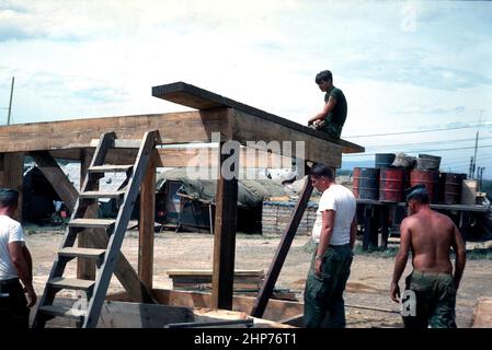 Douche de bâtiment, Hill 37, août 1969 - photo PD avec la permission de l'USMC Banque D'Images