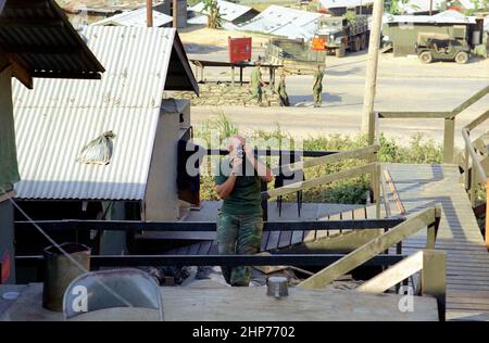 Photos de la guerre du Vietnam : U.S. Marine au Bataillon du quartier général en utilisant une caméra février 1970 - photo PD avec l'aimable autorisation de l'USMC Banque D'Images