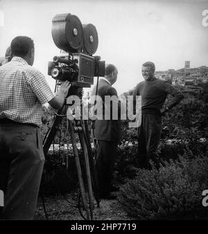 Photo d'Alfred Hitchcock & Cary Grant prise pour un film à la chasse d'un voleur (1955) Banque D'Images