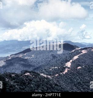 C'est une vue de l'extrémité est de Monkey Mountain de la station radar de Panama montrant la route reliant la batterie missile Hawk à cette station. Cette route est construite par les Seabees - septembre 1965- PD photo publiée avec la permission de l'USMC Banque D'Images