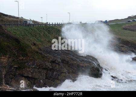 Les Mumbles .18th février 2022 les vagues couvrent la route, une voiture qui passe attend un passage sûr à Limeslade, Mumbles, Swansea, pays de Galles, Royaume-Uni. Crédit Phil Holden/ Banque D'Images