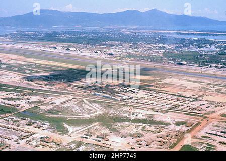 Vue aérienne de l'extrémité nord de l'aérodrome de Danang. Les installations de l'US Air Force sont à l'extrême gauche de l'autre côté du champ, et les installations vietnamiennes sont à droite de l'autre côté du champ. Le complexe Monkey Mountain est en arrière-plan. Panama Radar Station est sur le pic gauche, et la batterie Hawk est sur le pic central - septembre 1965 - PD photo gracieuseté de l'USMC Banque D'Images