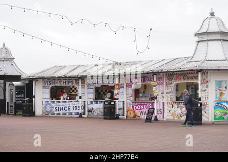 Les étals du front de mer rouvrent sur la promenade de Brighton, dans le Sussex, après que Storm Eunice a provoqué des perturbations et des rafales de vent record au Royaume-Uni et en Irlande, entraînant la mort d'au moins quatre personnes. Date de la photo: Samedi 19 février 2022. Banque D'Images