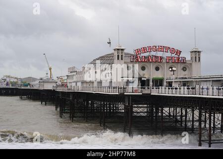 Waves s'écrasa contre le Brighton Palace Pier à Brighton, dans le Sussex, le lendemain de la tempête Eunice qui a provoqué des perturbations et des rafales de vent record au Royaume-Uni et en Irlande, entraînant la mort d'au moins quatre personnes. Date de la photo: Samedi 19 février 2022. Banque D'Images