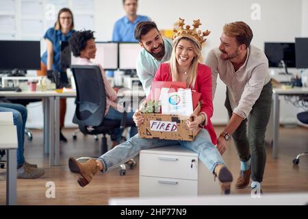 Un groupe d'employés a un bon moment dans une atmosphère gaie au bureau. Employés, travail, bureau Banque D'Images