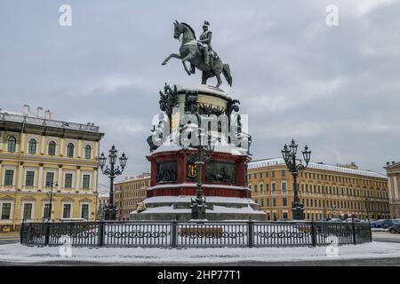 SAINT-PÉTERSBOURG, RUSSIE - le 12 JANVIER 2022 : monument à l'empereur russe Nicholas I (1859) sur la place Saint-Isaac le jour de janvier sombre Banque D'Images