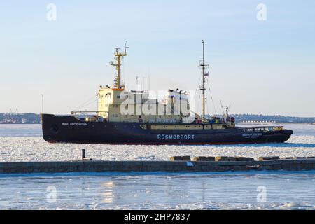 KRONSTHADT, RUSSIE - 18 JANVIER 2022 : brise-glace « Ivan Kruzenshtern » sur la roadstead de Kronstadt, dans l'après-midi de janvier Banque D'Images