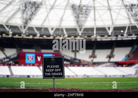 Vue générale d'un panneau de lecture Veuillez garder hors de l'herbe avant le match de la Premier League au London Stadium, Londres. Date de la photo: Samedi 19 février 2022. Banque D'Images