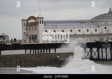 Waves s'écrasa contre le Brighton Palace Pier à Brighton, dans le Sussex, le lendemain de la tempête Eunice qui a provoqué des perturbations et des rafales de vent record au Royaume-Uni et en Irlande, entraînant la mort d'au moins quatre personnes. Date de la photo: Samedi 19 février 2022. Banque D'Images
