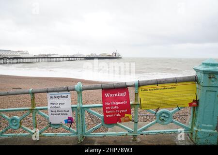 Des panneaux d'avertissement le long de la passerelle menant à la plage de Brighton, dans le Sussex, le lendemain de la tempête Eunice a provoqué des perturbations et des rafales de vent record au Royaume-Uni et en Irlande, entraînant la mort d'au moins quatre personnes. Date de la photo: Samedi 19 février 2022. Banque D'Images