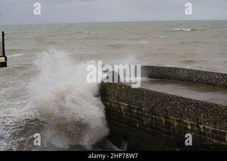 Les vagues se sont écraées contre le mur de la mer à Brighton, dans le Sussex, le lendemain de la tempête Eunice qui a provoqué des perturbations et des rafales de vent record au Royaume-Uni et en Irlande, entraînant la mort d'au moins quatre personnes. Date de la photo: Samedi 19 février 2022. Banque D'Images