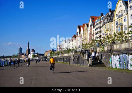 Promenade au bord du Rhin à Düsseldorf/Allemagne le jour ensoleillé du printemps. Banque D'Images