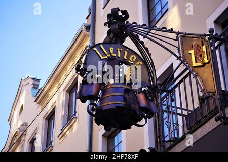 Extérieur de l'ancienne brasserie artisanale 'Uerige' dans la vieille ville de Düsseldorf, une attraction touristique populaire célèbre pour sa bière Alt. Banque D'Images