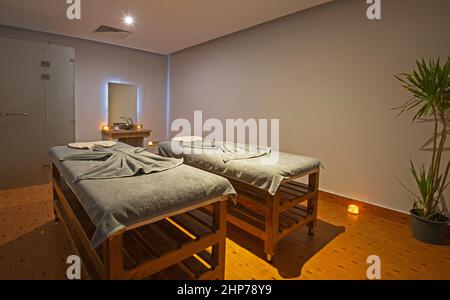 Double salle de massage avec lits jumeaux dans un spa de luxe avec serviettes Banque D'Images