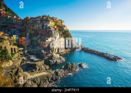 Manarola, village sur les rochers, par temps clair.Paysage marin dans le parc national des Cinque Terre, site de l'UNESCO, région Ligurie, Italie, Europe. Banque D'Images