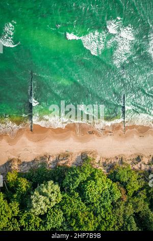 Magnifiques vagues bleues sur la mer de Batlic.Tourisme à la mer.Vue aérienne de la mer en Pologne, Europe Banque D'Images