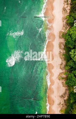 Des vagues bleues époustouflantes sur la mer de Batlic.Vacances au bord de la mer.Vue aérienne de la mer en Pologne, Europe Banque D'Images