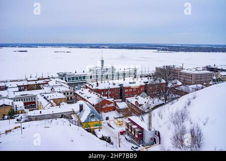 Nijni Novgorod, Russie. 03 janvier 2022. Panorama du centre de Nijni Novgorod. Bâtiments sur le remblai de la rivière Oka. Station de rivière de style modernisme soviétique. Banque D'Images