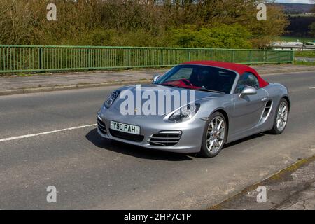 2013 Porsche Boxster 24V PDK 2706cc 7 vitesses semi-automatique ; circulation automobile, véhicules en mouvement, voitures, conduite de véhicules sur les routes du Royaume-Uni. Banque D'Images