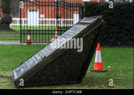 Ascot, Berkshire, Royaume-Uni. 19th février 2022. Un abri de bus à l'extérieur de l'hippodrome d'Ascot a été soufflé dans le parking 1 sur le terrain de l'hippodrome d'Ascot par les vents forts pendant Storm Eunice hier. Deux arbres à côté ont également été gravement endommagés et ont maintenant été abattus. Crédit : Maureen McLean/Alay Live News Banque D'Images