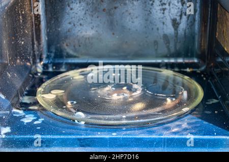 Photo d'un micro-ondes à porte plein de saleté à la maison Banque D'Images