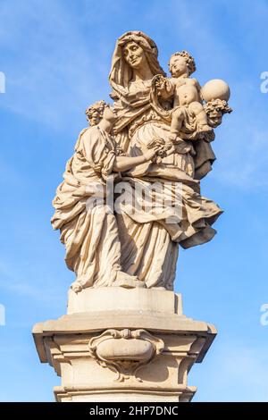 La statue de Sainte-Anne tient le béni petit Jésus et la Vierge Marie - sculpture de Macij Wjaclaw Jakula (1707) sur le pont Charles à Prague, République tchèque Banque D'Images