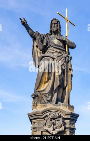 Statue de Jean-Baptiste par Josef Max (1857) sur le pont Charles à Prague, République tchèque Banque D'Images