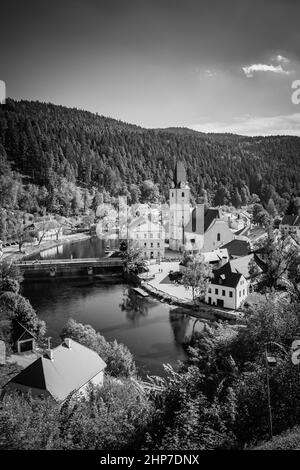 Ancienne petite ville de Bohême du Sud, Rozmberk nad Vltavou, Tchéquie. Photographie en noir et blanc, paysage pittoresque d'europen Banque D'Images