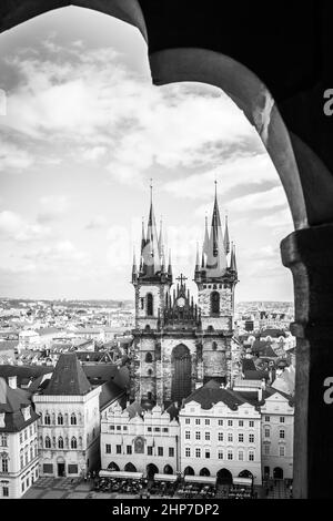 Eglise de Tyn à Prague et place à travers la fenêtre de la vieille mairie, Tchéquie. Paysage urbain noir et blanc Banque D'Images