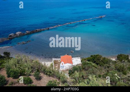 Chapelle balnéaire d'Agios Nikolaos près des villages de Skala et Paramonas dans la région de Meliteieis sur la rive ouest de l'île de Corfou, Iles Ioniennes, Grèce Banque D'Images