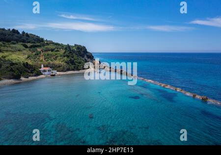 Vue avec la chapelle de bord de mer d'Agios Nikolaos près des villages de Skala et Paramonas dans la région de Meliteieis sur la rive ouest de Corfou, les îles Ioniennes, Grèce Banque D'Images