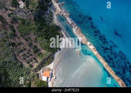 Vue sur le bord de mer de la chapelle d'Agios Nikolaos près des villages de Skala et Paramonas dans la région de Meliteieis sur la rive ouest de Corfou, îles Ioniennes, Grèce Banque D'Images