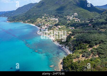 Skala et Paramonas villages sur la mer Ionienne dans la région de Meliteieis sur la rive ouest de l'île de Corfou, Iles Ioniennes, Grèce Banque D'Images