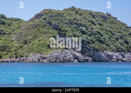 Baie vue de Porto Timoni célèbre double plage près du village d'Afionas sur l'île grecque de Corfou Banque D'Images