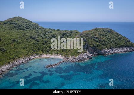 cap d'Arilla vu de drona au-dessus de Porto Timoni et des plages de Limni - célèbre double plage près du village d'Afionas sur l'île grecque de Corfou Banque D'Images