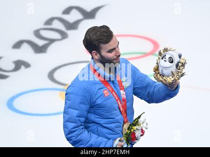 Pékin, Chine. 19th févr. 2022. Oskar Eriksson, de Suède, célèbre en tenant un Bing Dwen Dwen, mascottes pour les Jeux Olympiques d'hiver de 2022 à Beijing, lors de la cérémonie de remise des prix de l'événement masculin de curling des Jeux Olympiques d'hiver de 2022 à Beijing, capitale de la Chine, le 19 février 2022. Credit: Huang Xiaobang/Xinhua/Alay Live News Banque D'Images