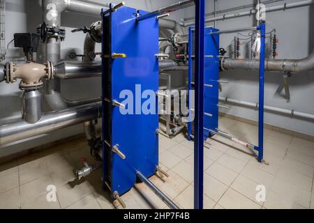 Échangeur thermique à plaque installé dans le système de distribution d'eau chaude Banque D'Images