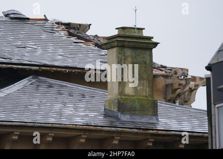 La maçonnerie précaire et les carreaux manquants sur le toit de l'hôtel de ville de Trowbridge, près de Bath, qui a été chahuté alors que Storm Eunice a causé des dommages, des perturbations et des rafales de vent record au Royaume-Uni et en Irlande, entraînant la mort d'au moins quatre personnes. Date de la photo: Samedi 19 février 2022. Banque D'Images