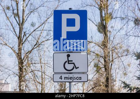 Panneau de stationnement avec place pour les personnes handicapées dans la ville de Varsovie, Pologne Banque D'Images