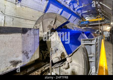 Déchargeur de voiture de mine. Dispositif de déchargement du minerai du train de la mine de fret Banque D'Images