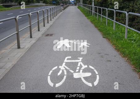 Chemin de vélo et panneaux de passage piétonnier à Varsovie, capitale de la Pologne Banque D'Images