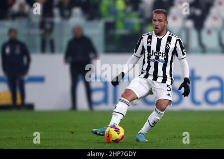 Turin, Italie. 18th févr. 2022. Arthur de Juventus FC contrôle le ballon pendant le match de la série A entre Juventus FC et Torino FC au stade Allianz le 18 février 2022 à Turin, Italie. Credit: Marco Canoniero / Alamy Live News Banque D'Images