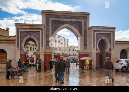 Fez, Maroc - janvier 21 2019 : Bab R'cif est une porte d'entrée de la ville près de la mosquée R'cif, une mosquée du vendredi à Fes el-Bali, la vieille ville (médina). Banque D'Images