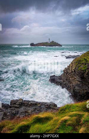 Phare de Godrevy Cornwall sur une mer agitée par temps de tempête Banque D'Images