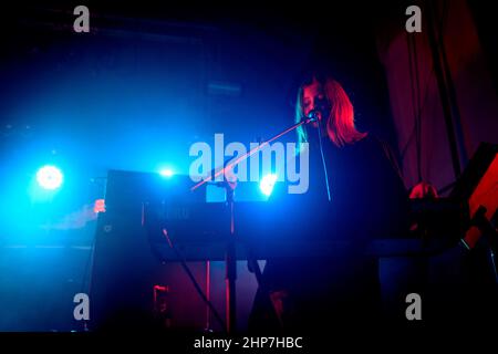 Édimbourg, Écosse. Vendredi 18 février 2022. Le trio de Londres PVA se produit en direct à Summerhall comme acte d'ouverture de la tournée britannique du groupe Dry Cleaning. Les AVP sont Ella Harris (voix/synth/guitare), Josh Baxter (voix/synth) et Louis Satchell (batterie/chant). Le groupe a publié son premier single ‘intervention de la vie’ par Speedy Wunderground en 2019 et, en 2021, il a rejoint l'empreinte de Big Dada de l'emblématique label Ninja Tune pour sortir leur EP ‘toner’. Banque D'Images