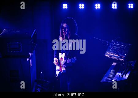 Édimbourg, Écosse. Vendredi 18 février 2022. Le trio de Londres PVA se produit en direct à Summerhall comme acte d'ouverture de la tournée britannique du groupe Dry Cleaning. Les AVP sont Ella Harris (voix/synth/guitare), Josh Baxter (voix/synth) et Louis Satchell (batterie/chant). Le groupe a publié son premier single ‘intervention de la vie’ par Speedy Wunderground en 2019 et, en 2021, il a rejoint l'empreinte de Big Dada de l'emblématique label Ninja Tune pour sortir leur EP ‘toner’. Banque D'Images