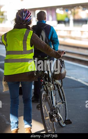 Cyclistes à la gare de Tonbridge, Kent, Royaume-Uni. Banque D'Images