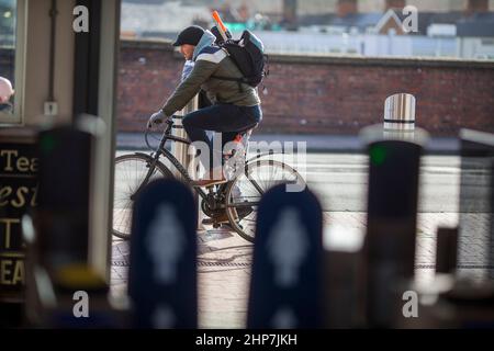 Cyclistes à la gare de Tonbridge, Kent, Royaume-Uni. Banque D'Images